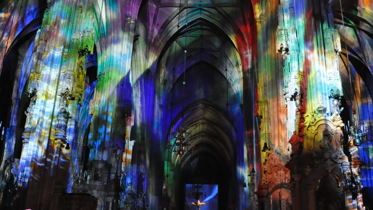 Das Innere des Wiener Stephansdoms während der Langen Nacht der Kirchen 2011, farbenprächtig durch Lichtinstallationen in Blau-, Grün-, Rot- und Violetttönen illuminiert.