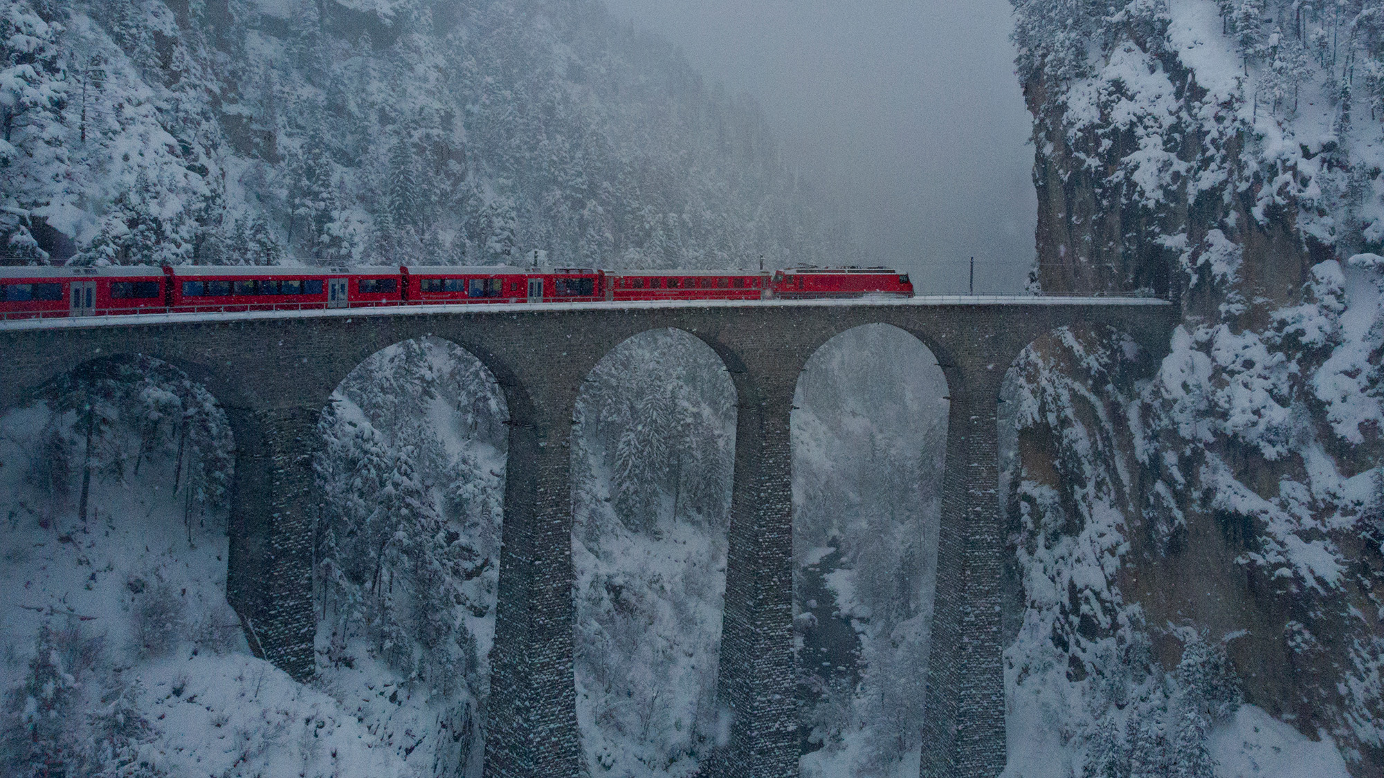 Unterwegs mit dem Zug im Schneesturm