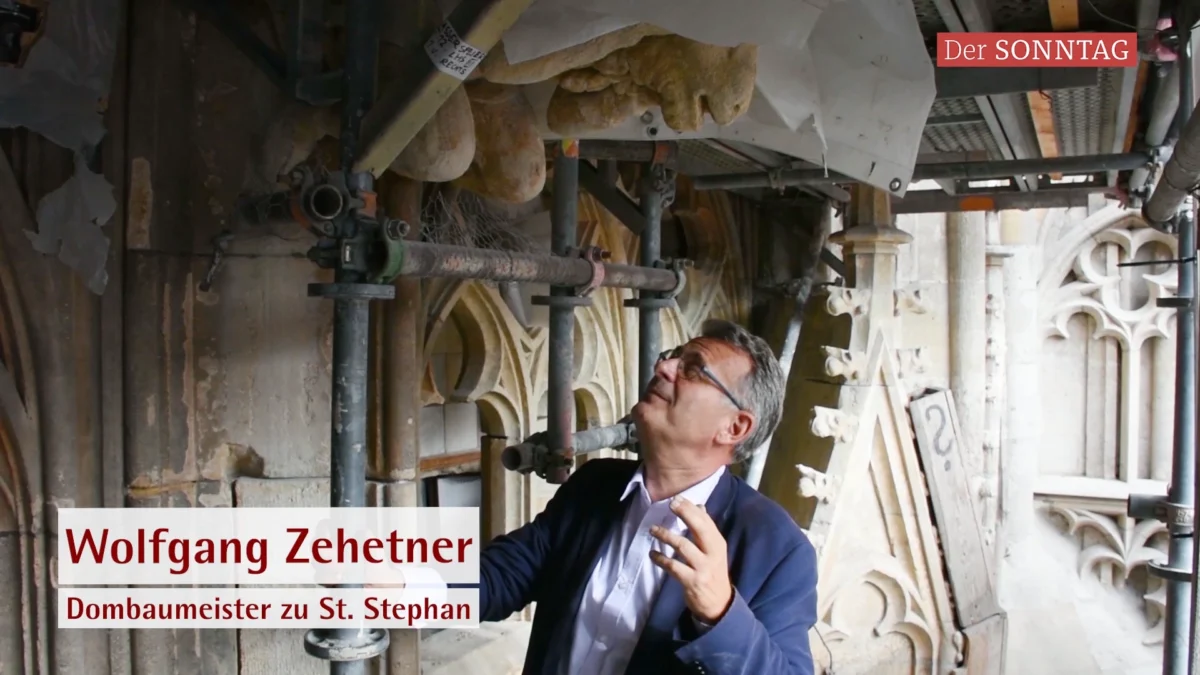 Dombaumeister Wolfgang Zehetner zeigt bei Restaurierungsarbeiten am Wiener Stephansdom einen mittelalterlichen Wasserspeier auf dem Baugerüst.