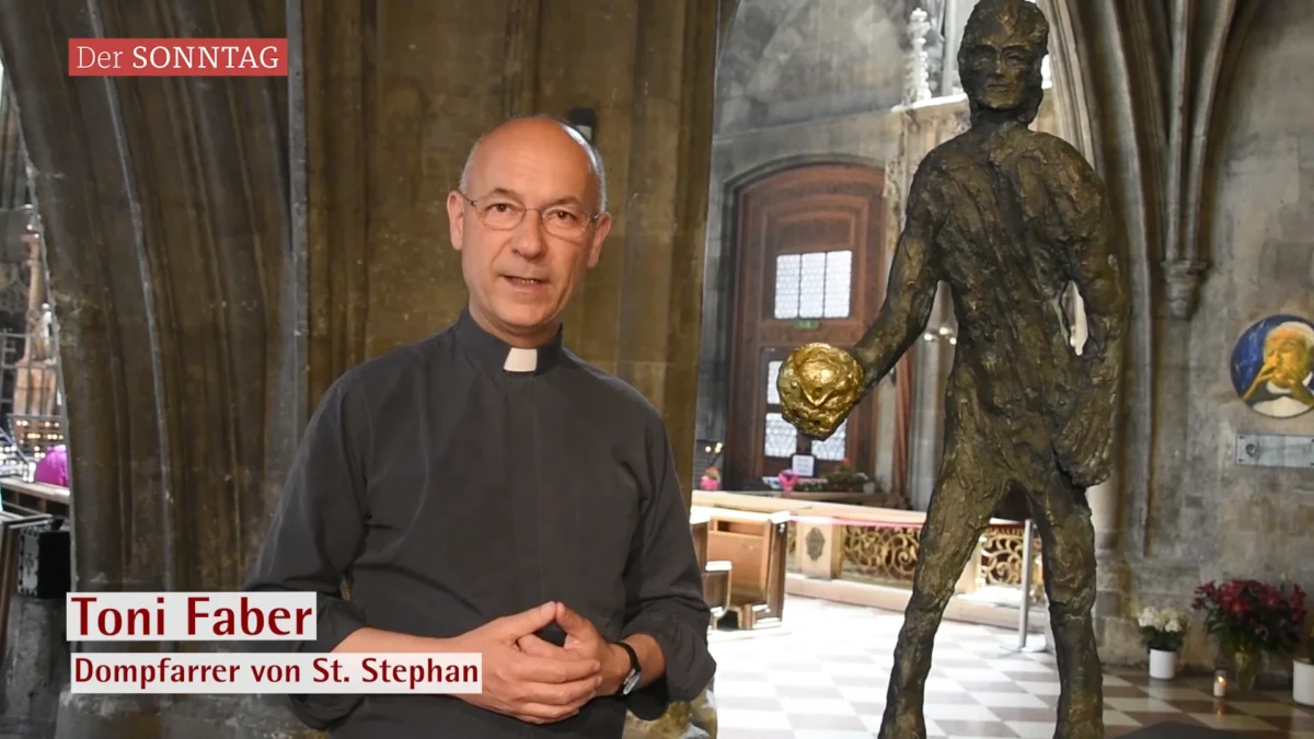 Dompfarrer Toni Faber erläutert die Symbolik des modernen Weihwasserspenders im Wiener Stephansdom.