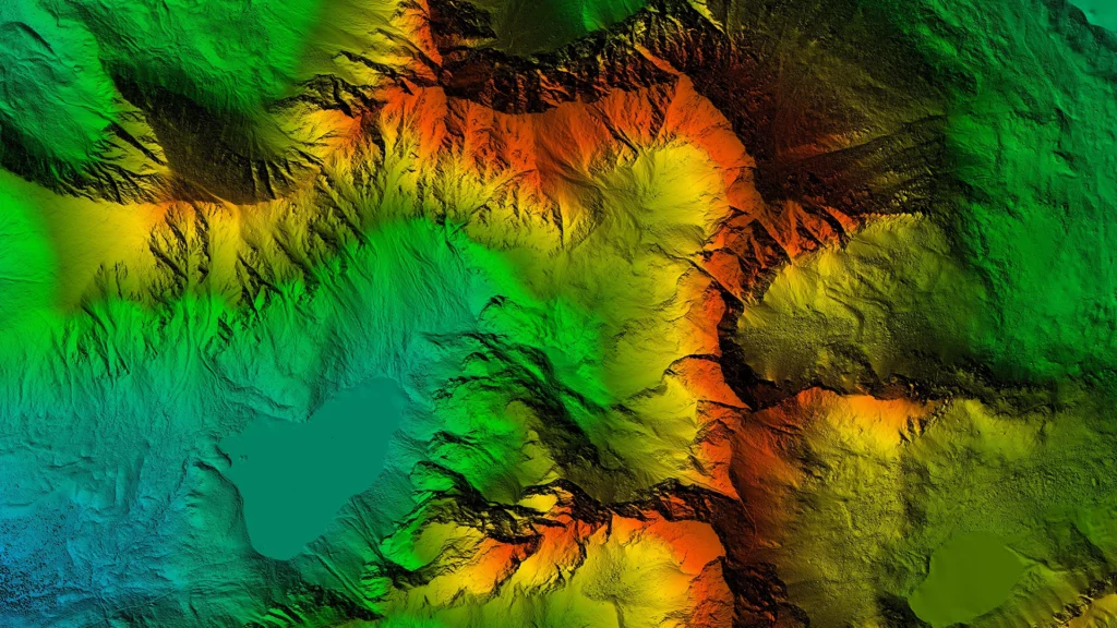 Digitales Geländemodell (DGM) einer Gebirgslandschaft mit farbcodierten Höhenstufen, Tälern, Bergrücken und Seen zur Visualisierung topografischer Strukturen und Reliefformen.