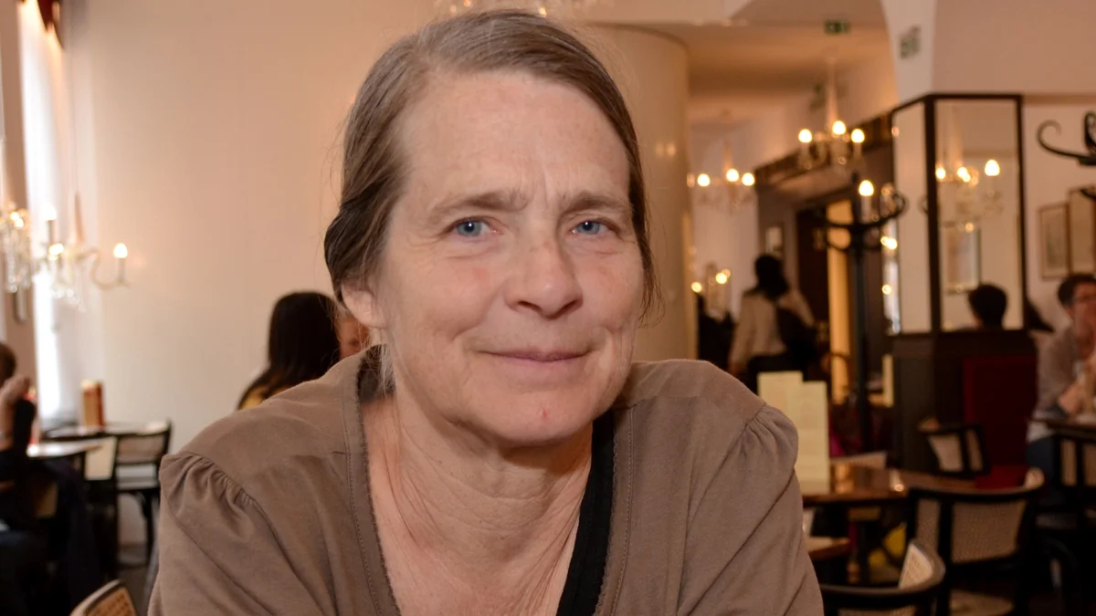 Helga Kromp-Kolb in einem Wiener Café – die österreichische Klimaforscherin blickt nachdenklich in die Kamera.