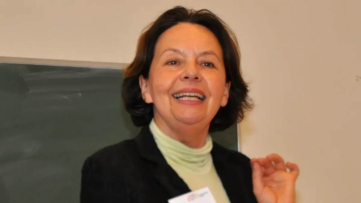 Porträt der Theologin Ingeborg Gabriel während eines Vortrags. Sie spricht vor Publikum und gestikuliert mit der rechten Hand.