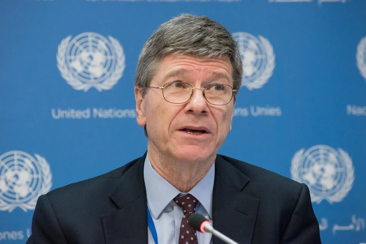 Mann mit Brille und Anzug spricht vor einem Mikrofon bei einer Pressekonferenz der Vereinten Nationen.